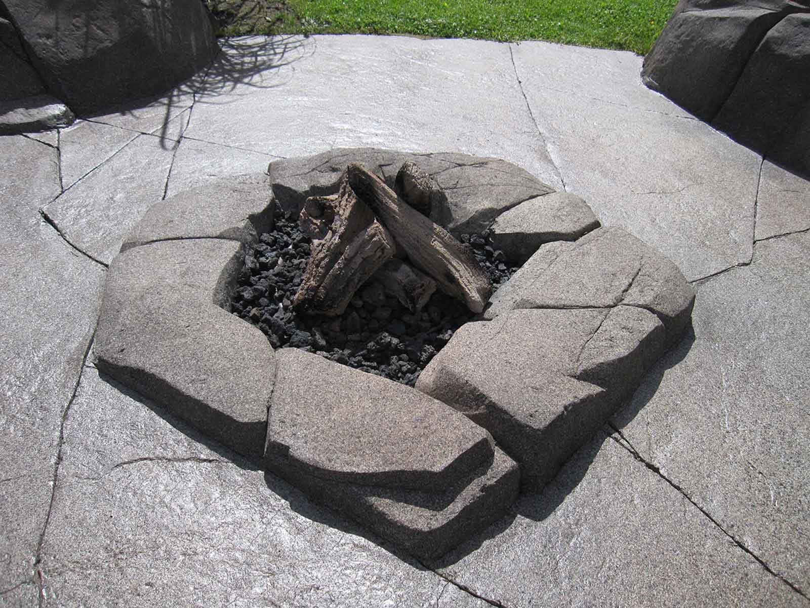 Concrete fire pit