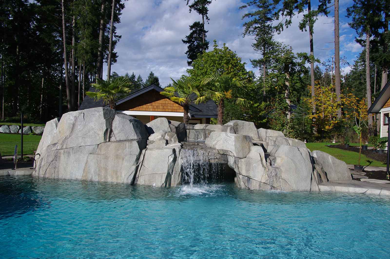 Swimming pool water feature