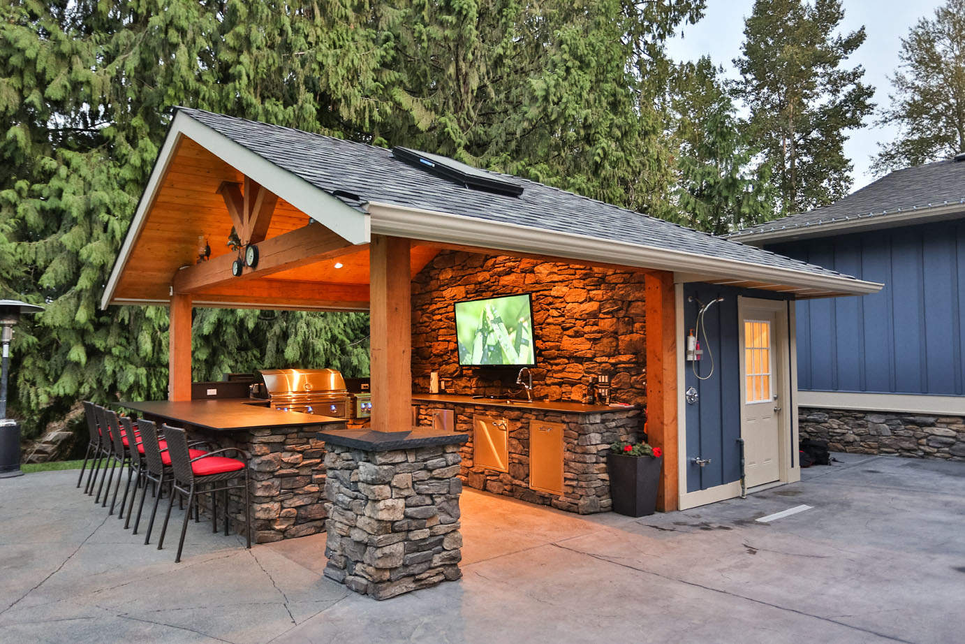 Year round outdoor kitchen with stainless steel appliances