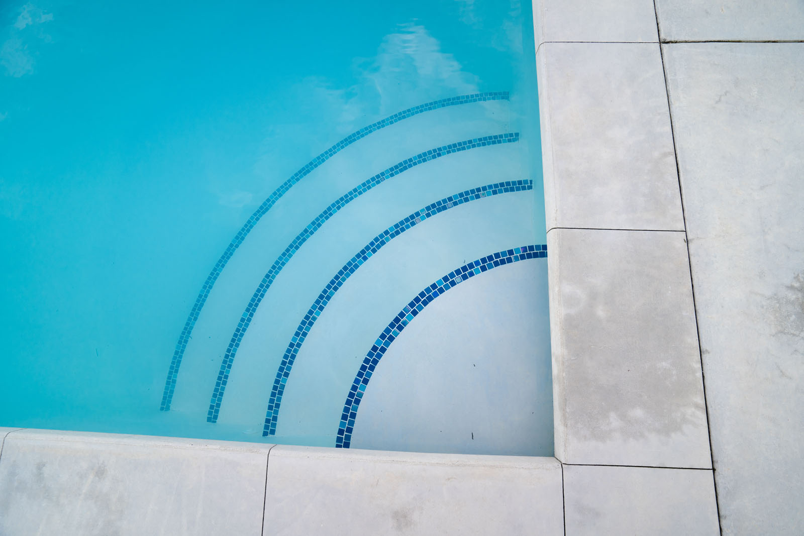 Azuro-custom-swimming-pool-steps-REI011